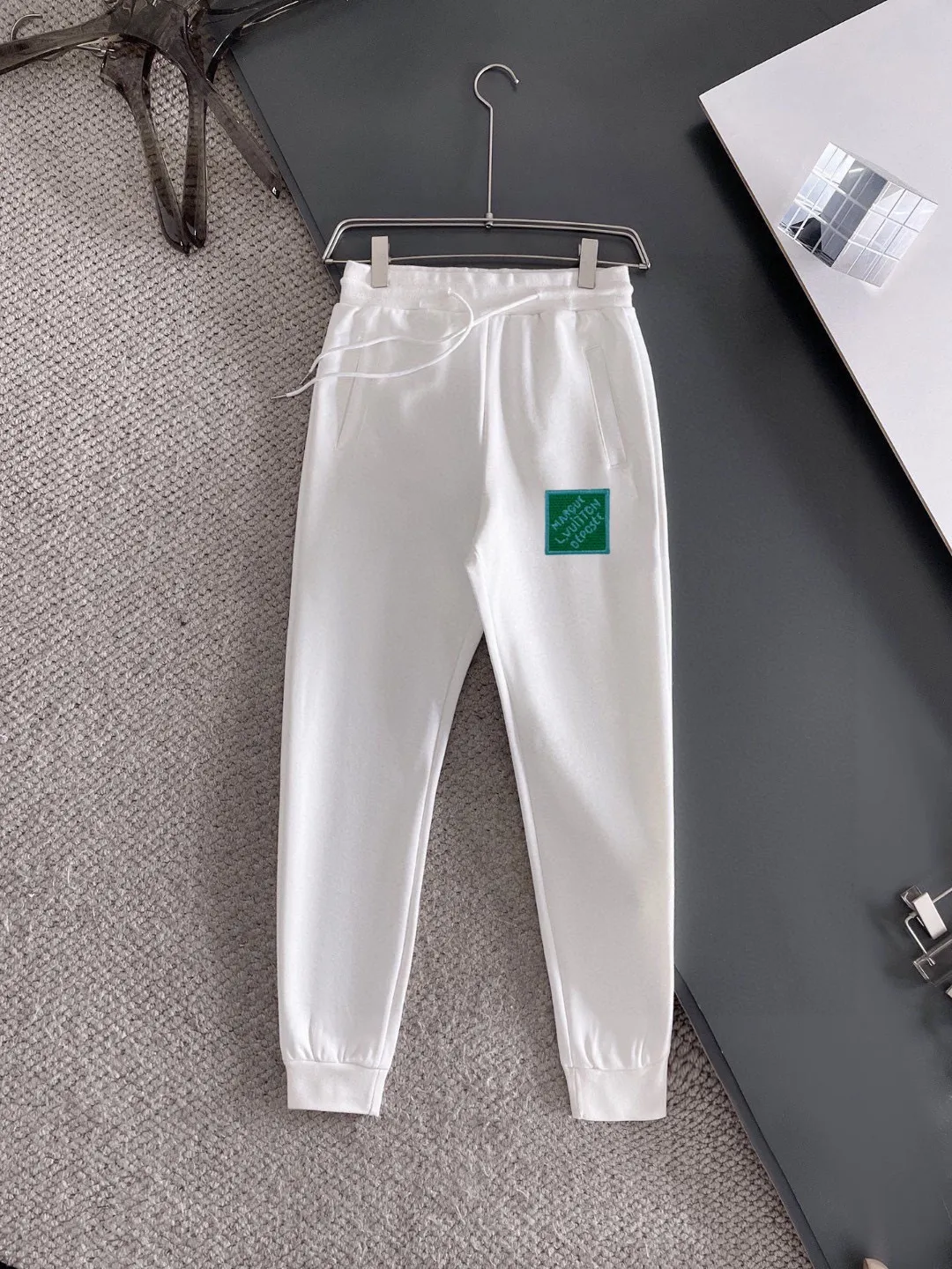 🅿️420 [LV Louis Vuitton] (Fat Man Gospel) hot-selling suit is coming. Focus on the original version of the official website. 2025 new hot-selling cardigan sweater suit. The original order is the best. 🇭🇰The meticulous work of top designers is dedicated to a fitting and perfect upper body effect. All-natural high-quality Roman cotton 100%, close-fitting comfort, noble and elegant! Original hardware embodies elegance and nobility! Counter size: M-5XL (maximum wear up to 220 pounds)